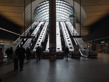 LONDON, İngiltere - 07 Haziran 2023: Canary Wharf metro istasyonundaki insanlar