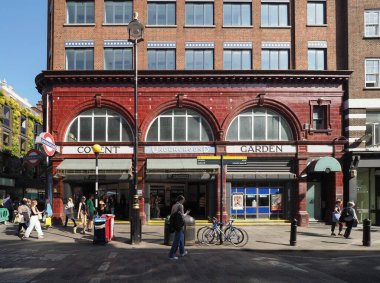 LONDON, İngiltere - 08 Haziran 2023: Covent Garden metro istasyonu