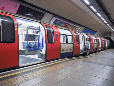 LONDON, İngiltere - 07 Haziran 2023 Londra metro istasyonunda tren