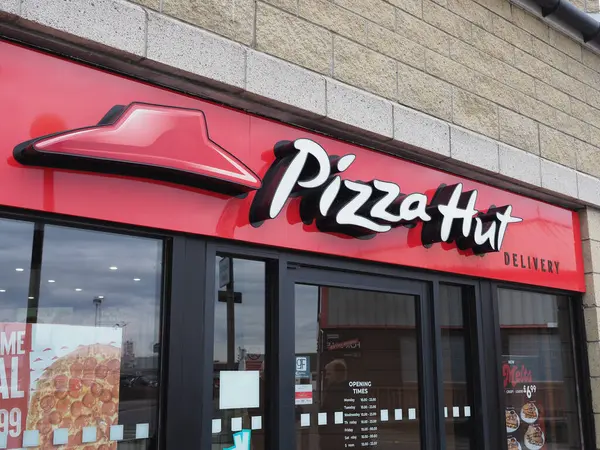 INVERNESS, İngiltere - 13 Eylül 2023: Pizza Hut dağıtım mağazası tabelası