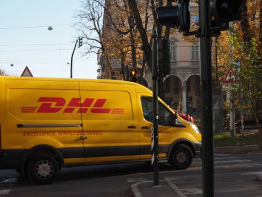 TURIN, İTALYA 19 ARALIK 2023 DHL Van