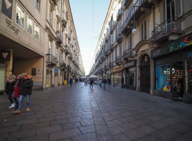 TURIN, İTALYA - 28 Kasım 2023 Via Po Caddesi 'ndeki insanlar
