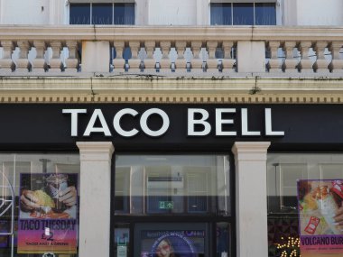 DUNDEE, İngiltere - 12 Eylül 2023 Taco Bell Restoran tabelası