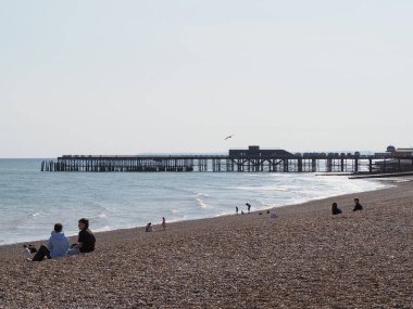 HASTINGS, İngiltere - 05 Haziran 2023 Sahildeki İnsanlar