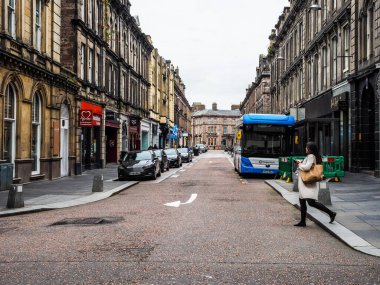 INVERNESS, İngiltere - 13 Eylül 2023: şehir merkezinde insanlar