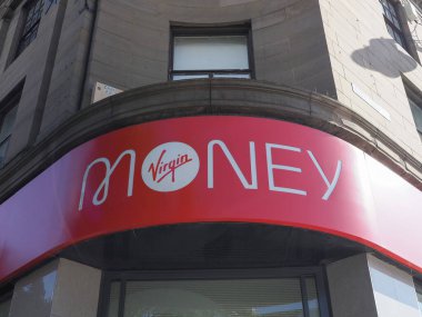 DUNDEE, İngiltere - 12 Eylül 2023: Virgin Money Bank işareti