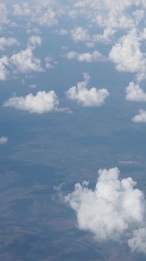 Uçan bir uçaktan görünen dikey bulutlar