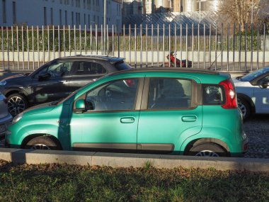 TURIN, İTALYA - 4 HAZİRAN 2024: Yeşil Fiat Panda arabası