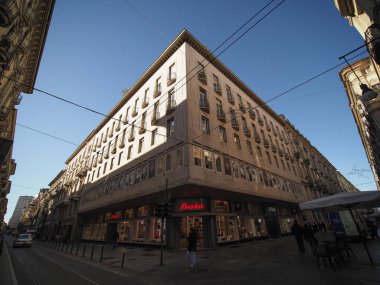 TURIN, İTALYA - 28 Kasım 2023: Bata mağaza önü