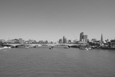 Londra'da Thames Nehri panoramik görünümü siyah beyaz