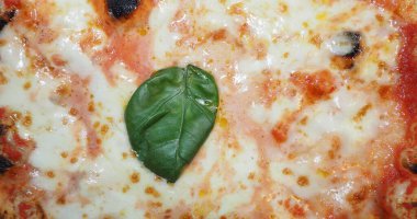Pizza margherita yemek arkaplanı olarak kullanışlı