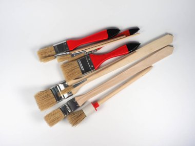 Kopya alanı olan bir masanın üzerinde bir sürü boya fırçası