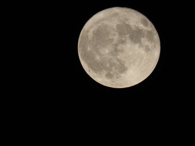 Astronomik bir teleskopla görülen dolunay