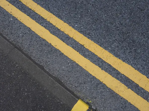 Διπλή Κίτρινη Γραμμή Χωρίς Πινακίδα Σήμανσης Οδού Στάθμευσης — Φωτογραφία Αρχείου