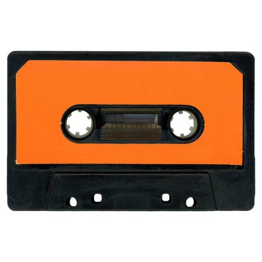 Beyaz arkaplanda boş turuncu etiketli manyetik bant kaseti