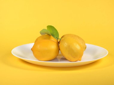 Sarı arkaplan üzerinde dört limon kopyalama alanı