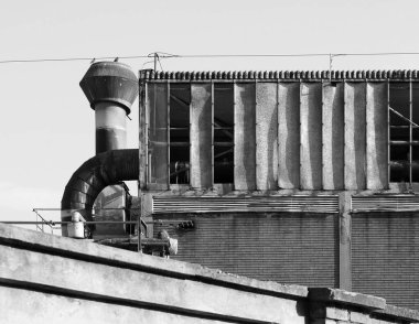 Siyah beyaz eski bir fabrikanın endüstriyel kalıntıları.