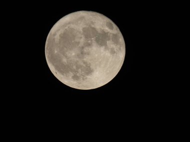 Astronomik bir teleskopla görülen dolunay