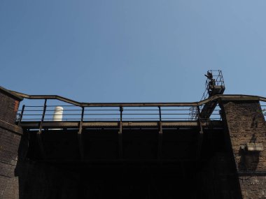 Londra, İngiltere 'de mavi gökyüzü üzerinde Grosvenor demiryolu köprüsü