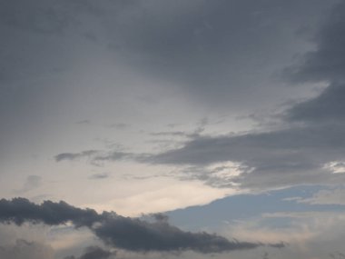 dramatik bulutlu fırtınalı gökyüzü bulutlu kara bulutlar arka plan olarak kullanışlı