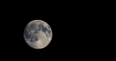 Gökyüzünde hareket eden dolunay teleskopla görülüyor.