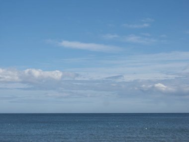 deniz ve mavi gökyüzü doğal arkaplan kopyalama alanı