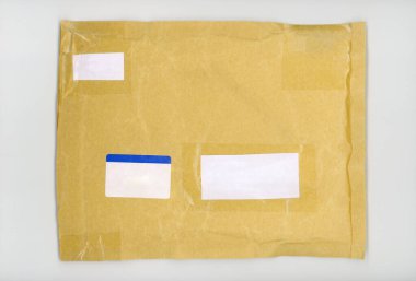 Boş etiketli küçük paket kahverengi zarf