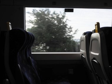 Yolcu vagonundan bir tren penceresi görüntüsü