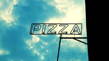 Bulutlu gökyüzü arkaplanı üzerinde pizza neon işareti silueti