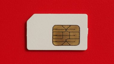 boş cep telefonu sim kartı kırmızı arkaplan üzerinde