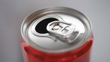 teneke kutu kola veya karbonatlı içecek.