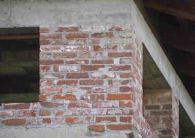 beton levha kırmızı tuğla sütunun üzerinde