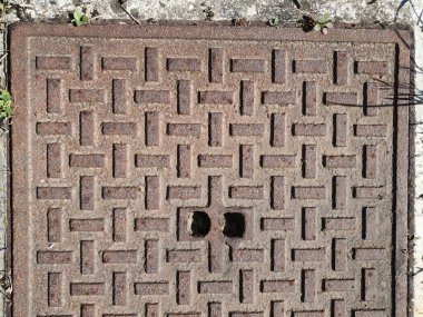 Paslı, yıpranmış rögar kapağı arka plan olarak kullanışlı