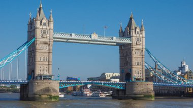 Londra, İngiltere 'de Thames Nehri üzerindeki Tower Bridge.