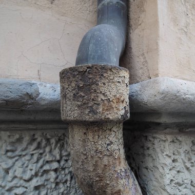 Eski bir binada eski bir yağmur oluğu