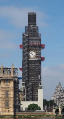 Büyük Ben koruma Houses of Parliament çalışıyor aka Westminster Sarayı, Londra, İngiltere