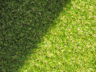 Endüstriyel stil yeşil yapay çimen dokusu arka plan olarak kullanışlı - güneşli ve gölge alan