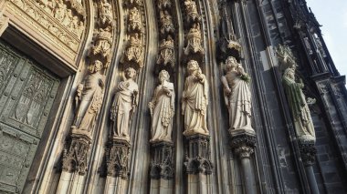 Koelner Dom Sankt Petrus (anlamı Aziz Peter Katedrali) Almanya 'nın Koeln kentindeki gotik kilise.