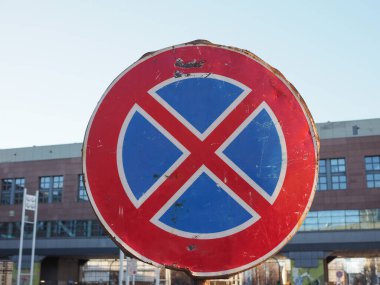 Park yeri yoktur ve hiçbir durdurma trafik işaretleri