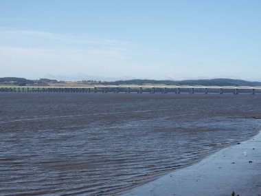 Dundee, İngiltere 'deki Tay Nehri üzerindeki demiryolu köprüsü.