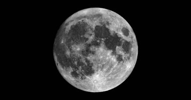 Astronomik bir teleskopla görülen dolunay, siyah ve beyaz 4K biçiminde.