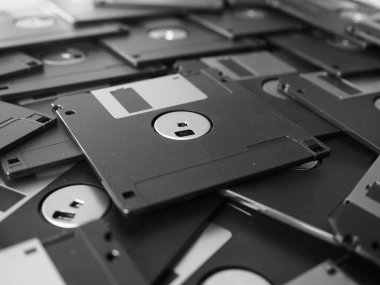 Kişisel bilgisayar veri depolaması için siyah beyaz birçok manyetik disk