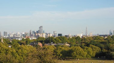 Londra'daki Regent's Park'ın kuzeyindeki Primrose Hill'den Londra silüetinin görünümü, Birleşik Krallık