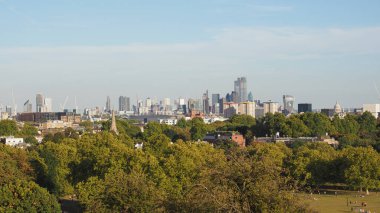 Londra'daki Regent's Park'ın kuzeyindeki Primrose Hill'den Londra silüetinin görünümü, Birleşik Krallık