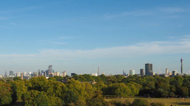 Londra'daki Regent's Park'ın kuzeyindeki Primrose Hill'den Londra silüetinin görünümü, Birleşik Krallık