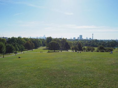 Londra'daki Regent's Park'ın kuzeyindeki Primrose Hill'den Londra silüetinin görünümü, Birleşik Krallık