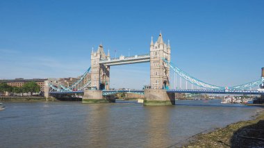 Londra, İngiltere 'de Thames Nehri üzerindeki Tower Bridge.