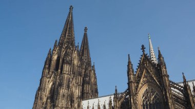 Koelner Dom Sankt Petrus (anlamı Aziz Peter Katedrali) Almanya 'nın Koeln kentindeki gotik kilise.