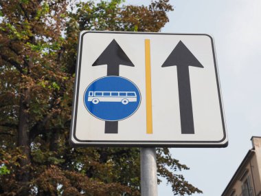 Bir tanesi otobüs tabelasına ayrılmış paralel trafik hatları.