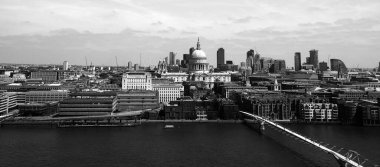 Londra'da Thames Nehri panoramik görünümü siyah beyaz